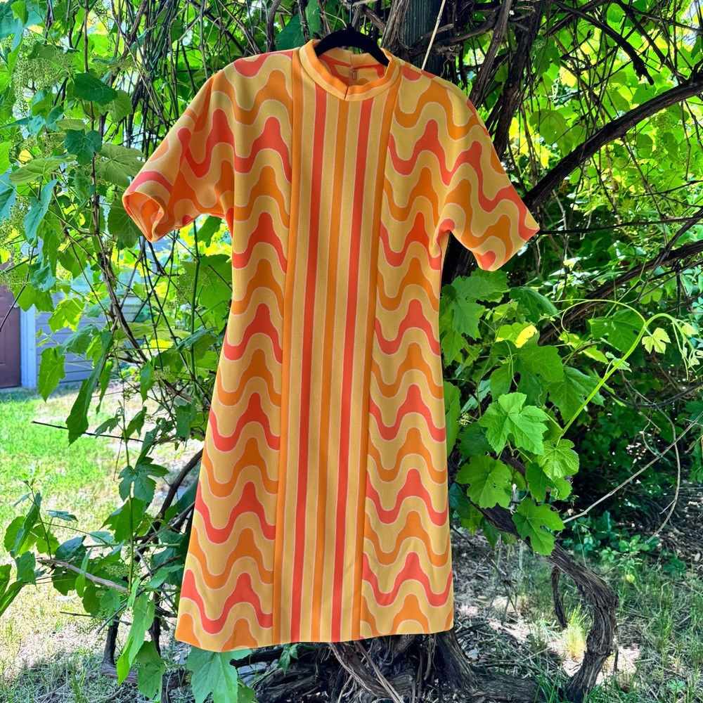 Vintage 60’s mod psychedelic dress. Abstract wavy print. Stripes.